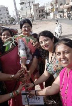 Creative-Group-Of-Women-2-400x300