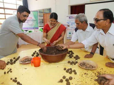 Seed-Balls-making-with-chief-guest.--1024x682